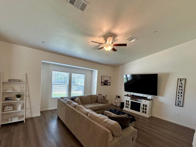 634 W Red Oak Avenue, Porterville, CA 93257