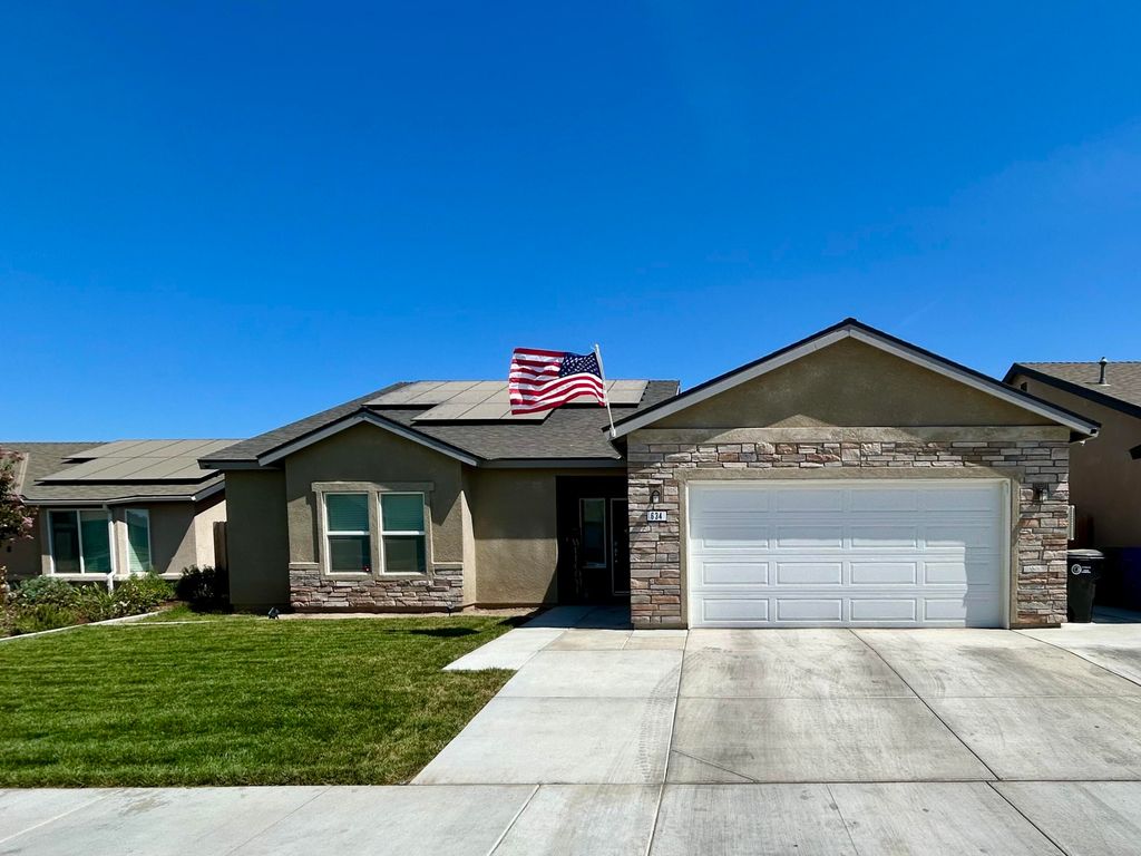 634 W Red Oak Avenue, Porterville, CA 93257