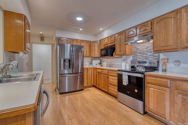 7001 Monroe Avenue, Evansville, IN 47715