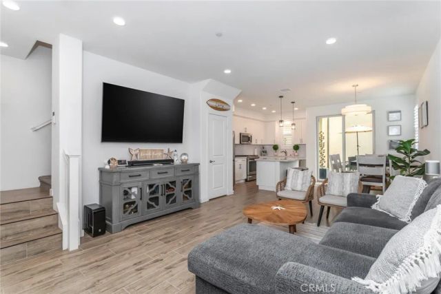 1530 E Thompson Boulevard, Ventura, CA 93001