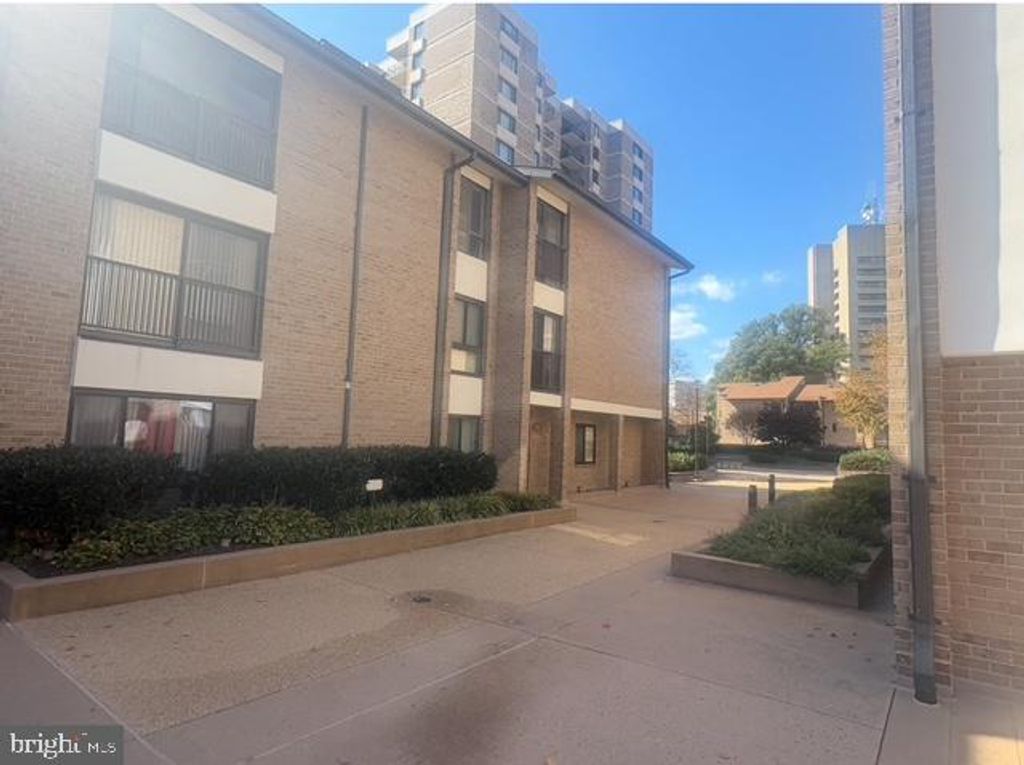 150 MONROE ST #150-30, Rockville, MD 20850