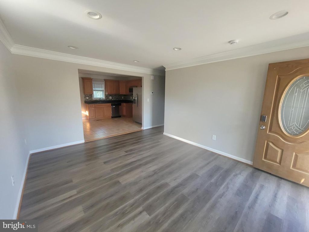 Image 10 of property listing at 116 CEDAR HILL RD, Brooklyn Park, MD 21225