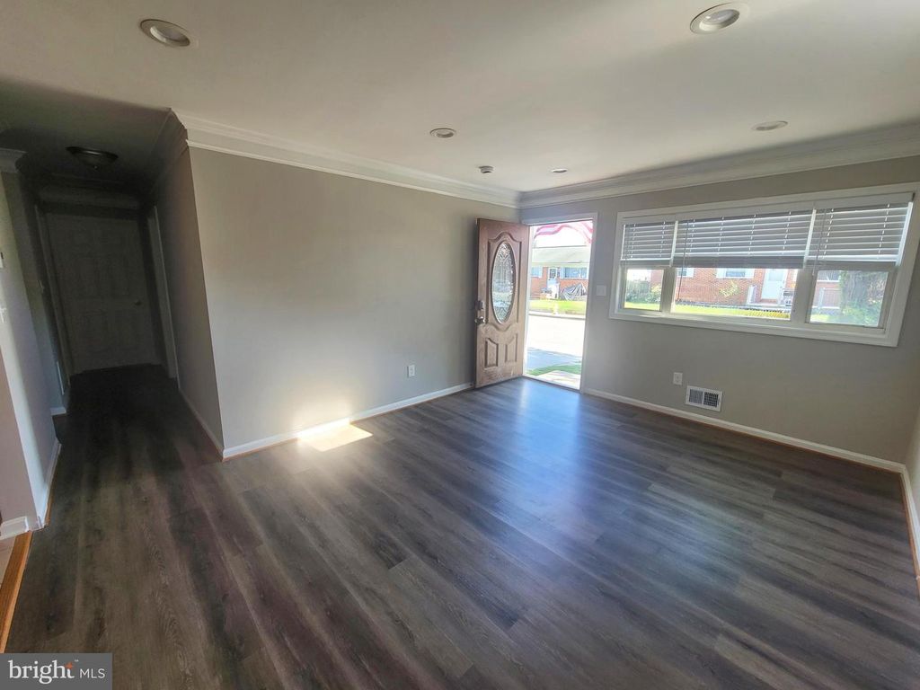 Image 6 of property listing at 116 CEDAR HILL RD, Brooklyn Park, MD 21225