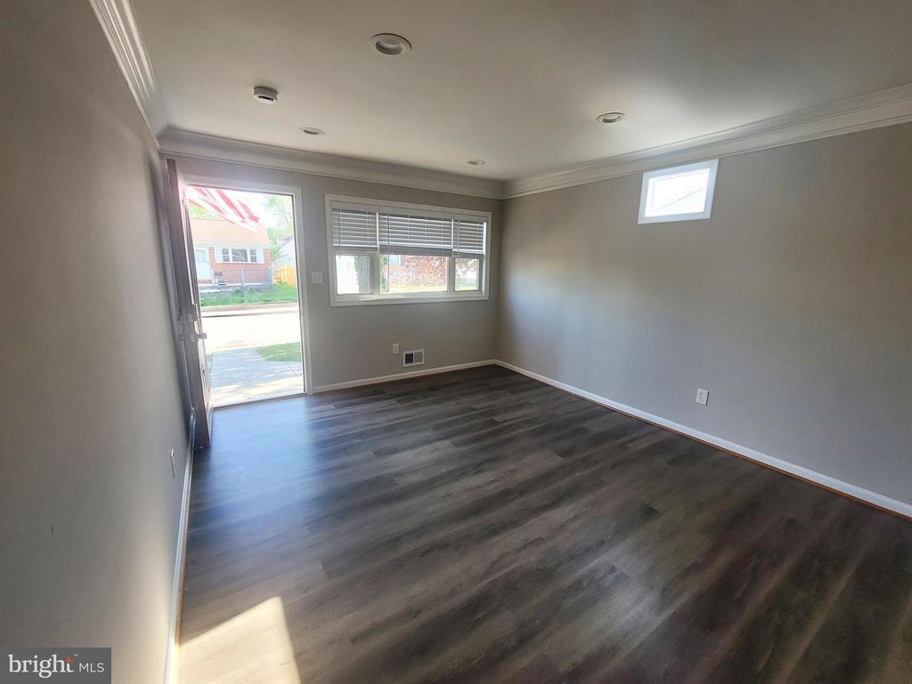 Image 7 of property listing at 116 CEDAR HILL RD, Brooklyn Park, MD 21225