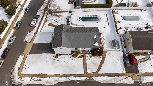 5 Lafayette Place, Massapequa, NY 11758