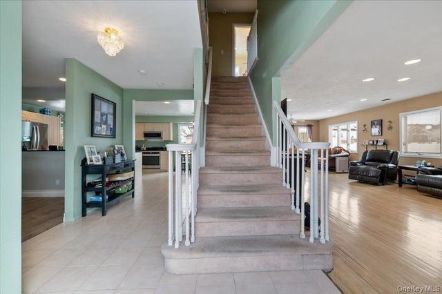 5 Lafayette Place, Massapequa, NY 11758