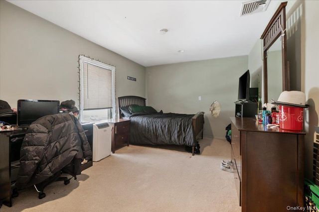 5 Lafayette Place, Massapequa, NY 11758