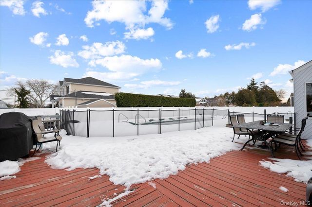 5 Lafayette Place, Massapequa, NY 11758