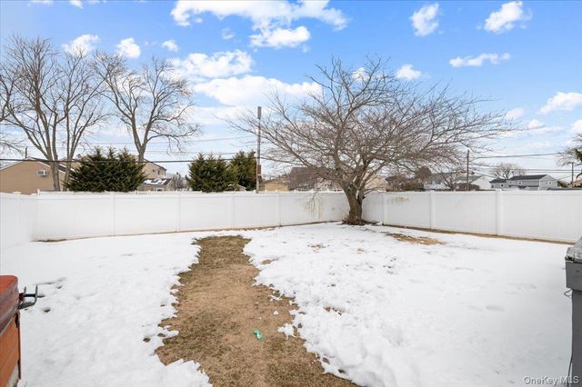 5 Lafayette Place, Massapequa, NY 11758