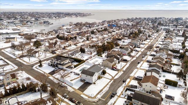 5 Lafayette Place, Massapequa, NY 11758