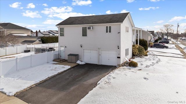 5 Lafayette Place, Massapequa, NY 11758