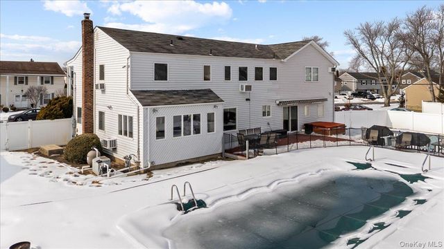 5 Lafayette Place, Massapequa, NY 11758