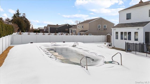 5 Lafayette Place, Massapequa, NY 11758