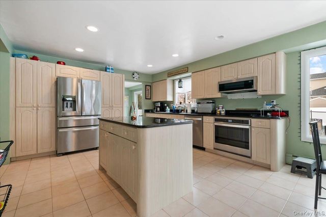 5 Lafayette Place, Massapequa, NY 11758