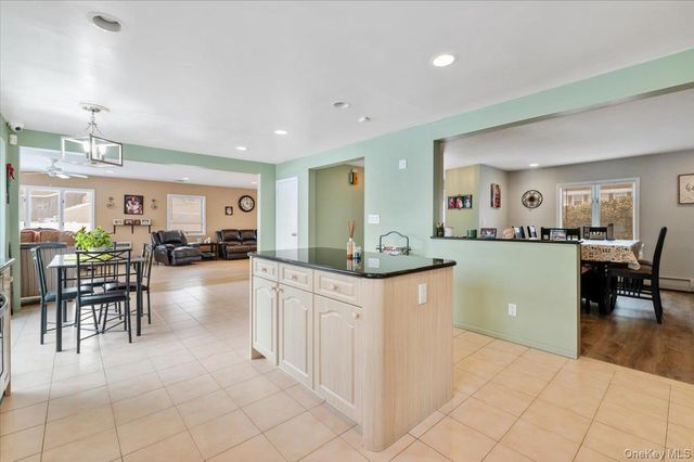 5 Lafayette Place, Massapequa, NY 11758