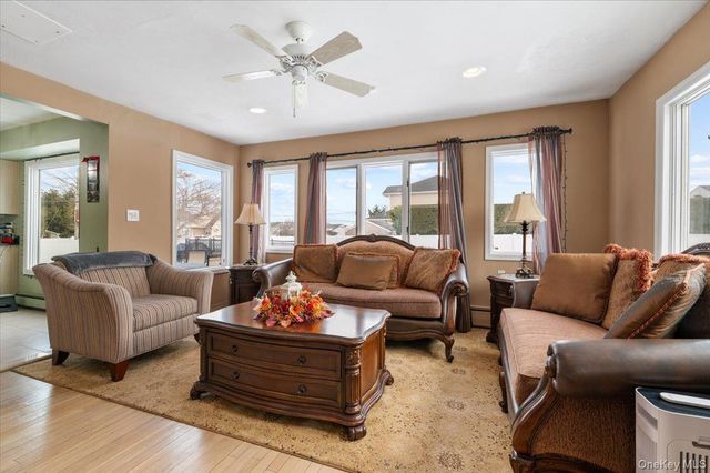 5 Lafayette Place, Massapequa, NY 11758