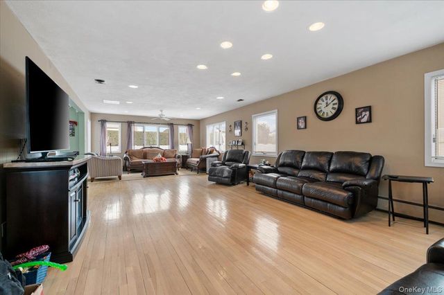 5 Lafayette Place, Massapequa, NY 11758