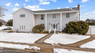 5 Lafayette Place, Massapequa, NY 11758