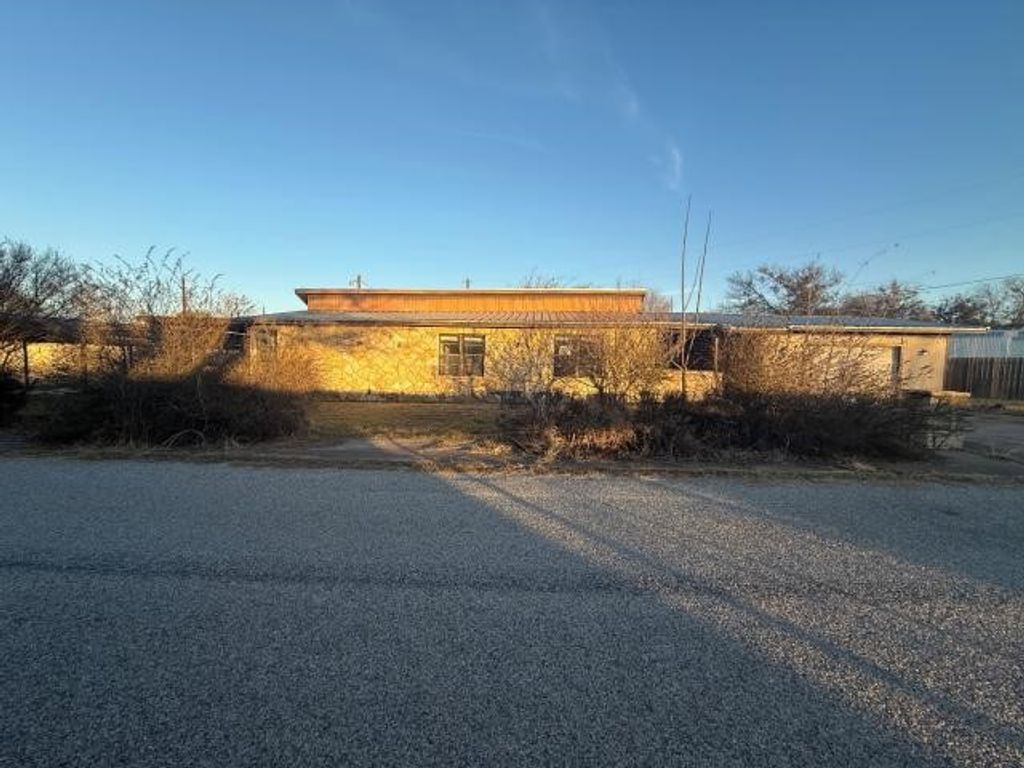 808 Flamingo Road, Granbury, TX 76049