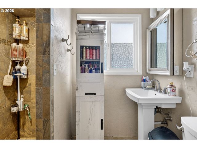 14530 Ne KNOTT Ct, Portland, OR 97230