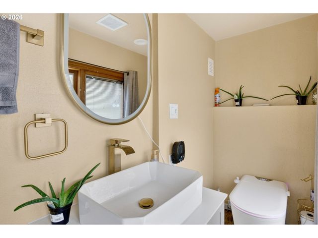 14530 Ne KNOTT Ct, Portland, OR 97230