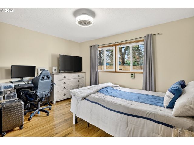 14530 Ne KNOTT Ct, Portland, OR 97230