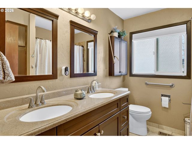 14530 Ne KNOTT Ct, Portland, OR 97230