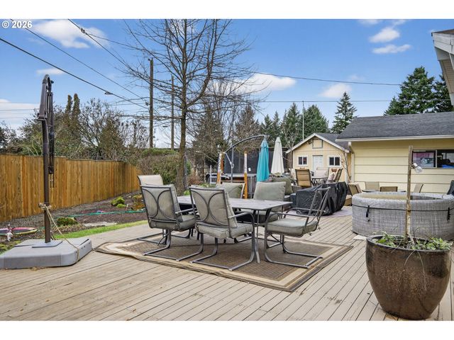 14530 Ne KNOTT Ct, Portland, OR 97230