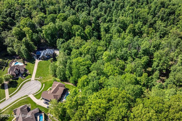 9701 Secretariat Dr, Louisville, KY 40214