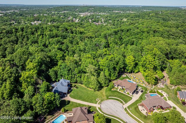 9701 Secretariat Dr, Louisville, KY 40214