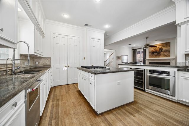 231 Sugarberry Circle, Houston, TX 77024