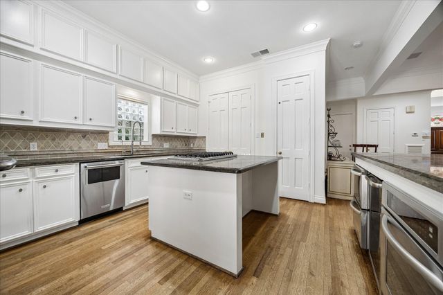 231 Sugarberry Circle, Houston, TX 77024