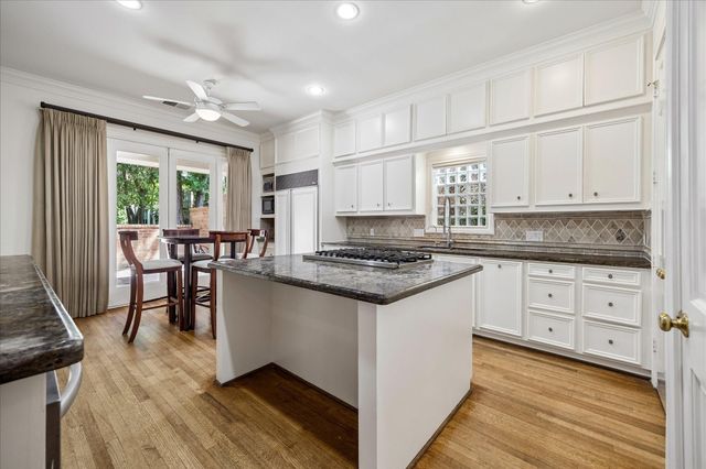 231 Sugarberry Circle, Houston, TX 77024