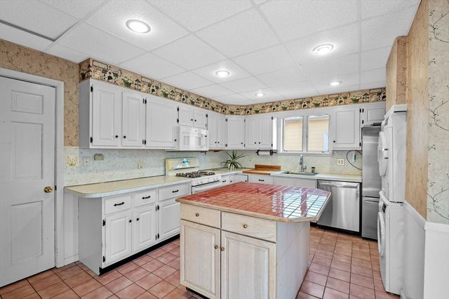 1 English St, Salem, MA 01970