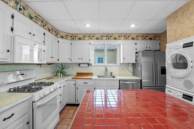 1 English St, Salem, MA 01970