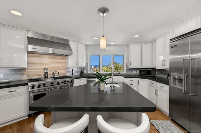 7651 Country Club Drive, La Jolla, CA 92037