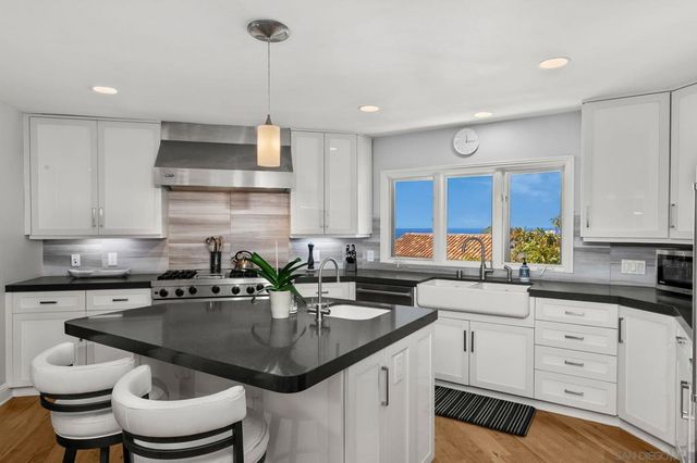 7651 Country Club Drive, La Jolla, CA 92037