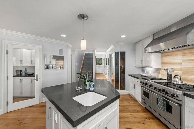 7651 Country Club Drive, La Jolla, CA 92037