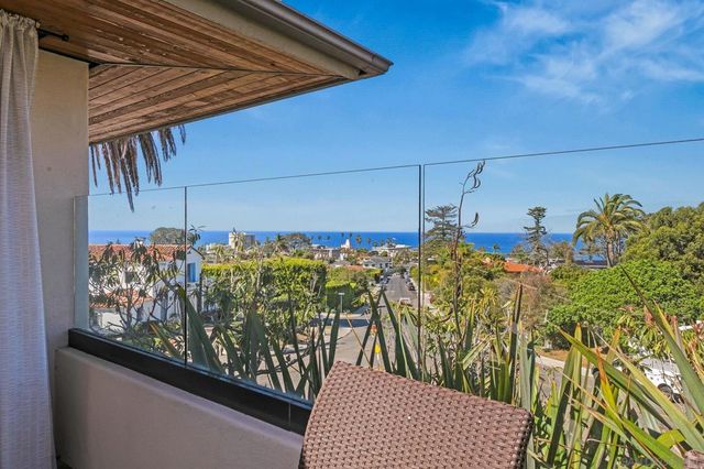 7651 Country Club Drive, La Jolla, CA 92037