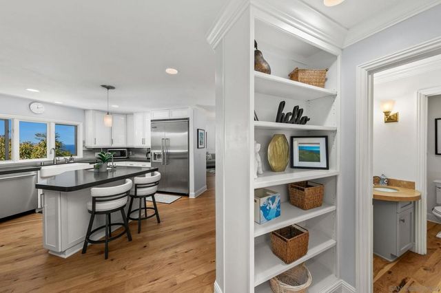 7651 Country Club Drive, La Jolla, CA 92037