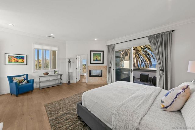 7651 Country Club Drive, La Jolla, CA 92037