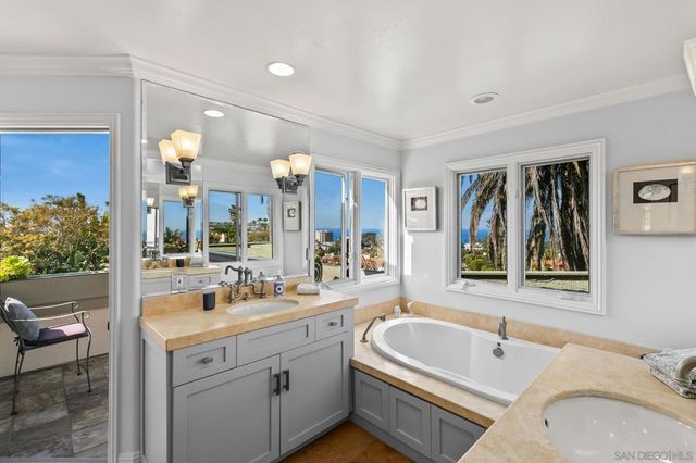 7651 Country Club Drive, La Jolla, CA 92037