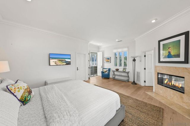 7651 Country Club Drive, La Jolla, CA 92037