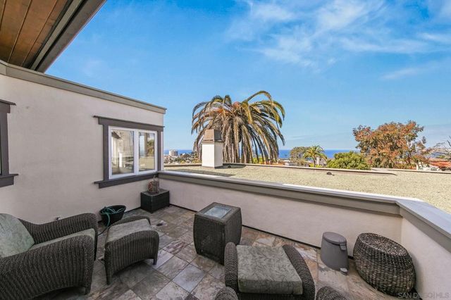 7651 Country Club Drive, La Jolla, CA 92037
