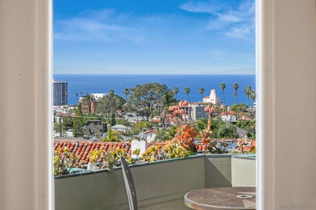 7651 Country Club Drive, La Jolla, CA 92037