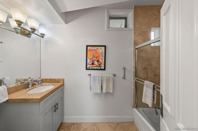 7651 Country Club Drive, La Jolla, CA 92037