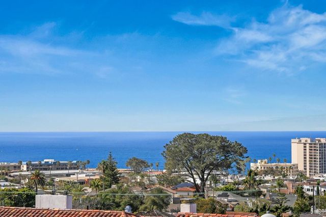 7651 Country Club Drive, La Jolla, CA 92037