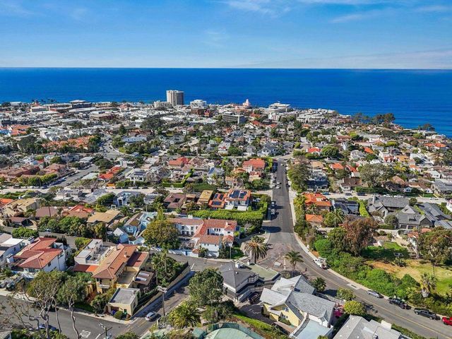 7651 Country Club Drive, La Jolla, CA 92037