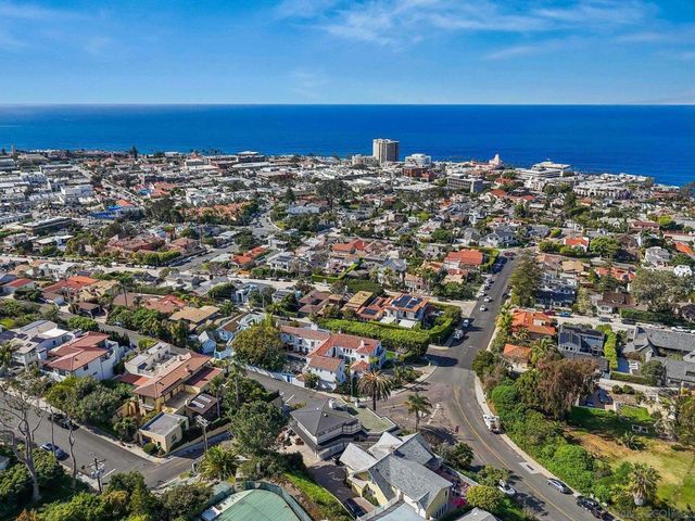 7651 Country Club Drive, La Jolla, CA 92037