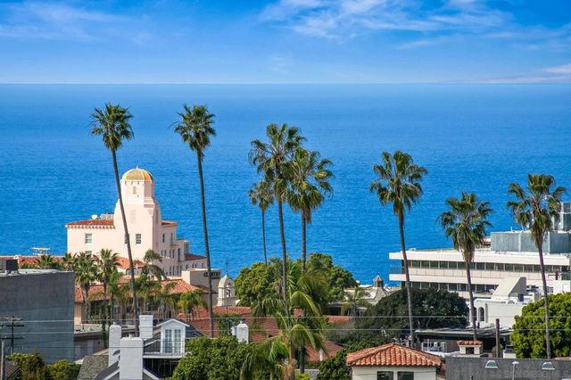 7651 Country Club Drive, La Jolla, CA 92037